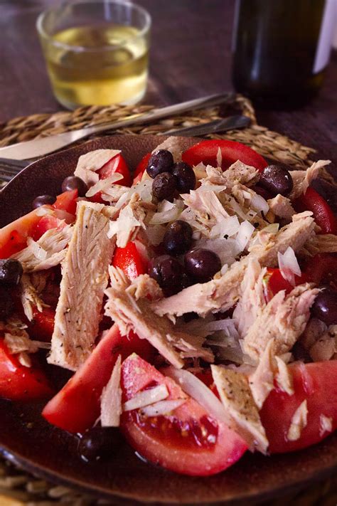 Effortless 3-Minute Spanish-Style Tuna Tomato Salad Recipe