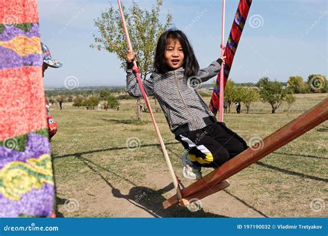 阿拉木图/哈萨克斯坦 — 09 23 2020年：孩子们骑着阿尔蒂巴坎秋千 哈萨克传统游戏 图库摄影片 - 图片 包括有 比赛, 游牧 ...