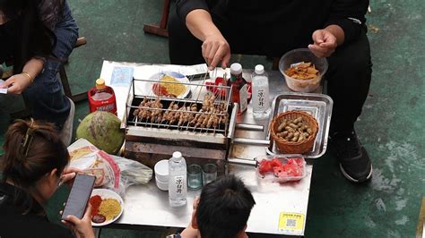 河南老人坐高铁到淄博吃烧烤，吃了40串烤五花肉，结账时瞬间破防