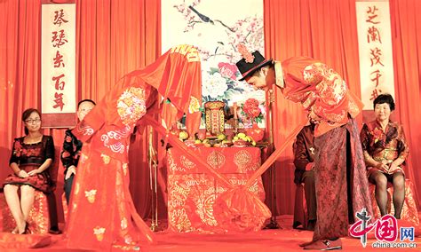 “汉式婚礼”上，对拜的新人。 中国网图片库 邱海鹰 摄