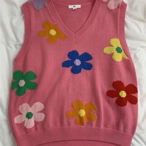 pink flower pattern sweater vest! close to perfect... - Depop