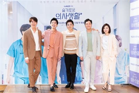 人气飙升！站在少年与男人之间的韩国男演员是谁？
