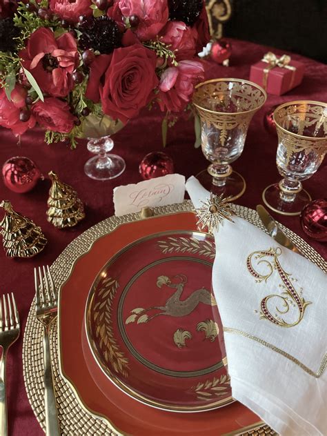 Red and Gold Themed Christmas Table Setting Idea | Ivory & Noire