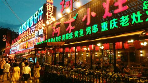 【携程美食林】北京簋街餐馆,去北京一定要去看看，晚上吃一餐饭。晚上去，一条街的红灯笼。据说原…
