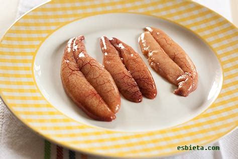 Tostadas de revuelto de huevas de caballa - Recetas de Esbieta