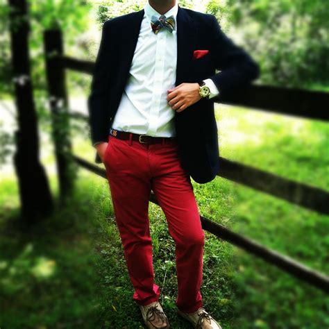 Red pants, navy blazer, and a bowtie. A true look for a true gentleman ...