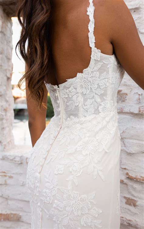 Elegant Floral Lace Fit-and-Flare Wedding Dress with Shoulder Straps