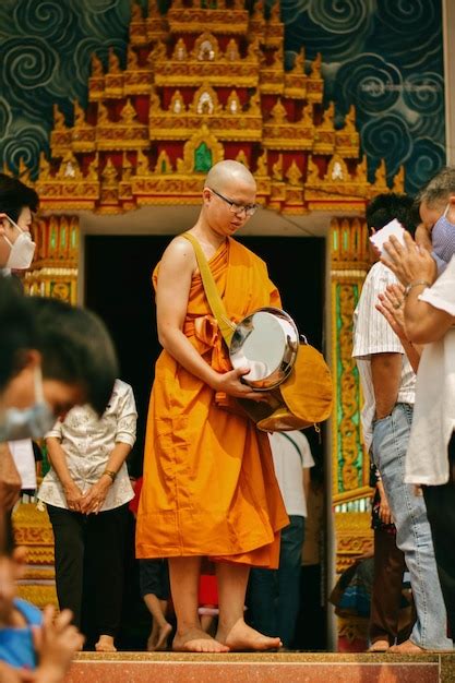 People Standing Outside 的图像结果