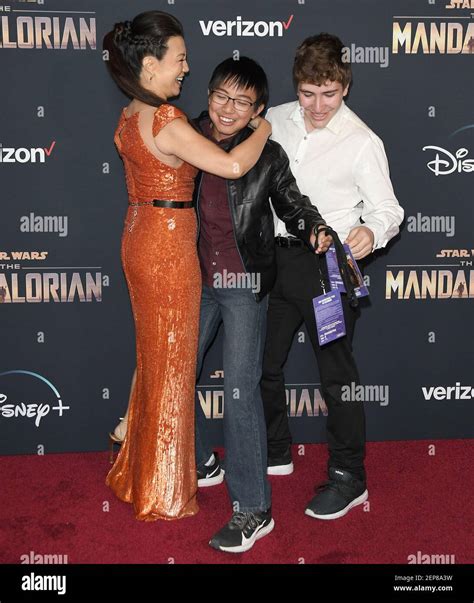(G-D) Ming-Na Wen, son Cooper Dominic Zee et invité à la première ...