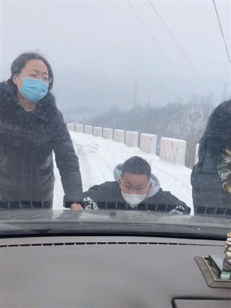 2月9日因山西下雪，山西东下关高速路口。乘客助力被雪困车辆。