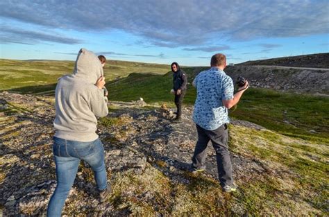 People Standing Viewing 的图像结果