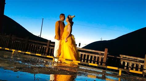 想不到川藏线拍婚纱照的真多，海拔4000米新人冻得发抖，新娘真美,旅游,地域奇趣,好看视频