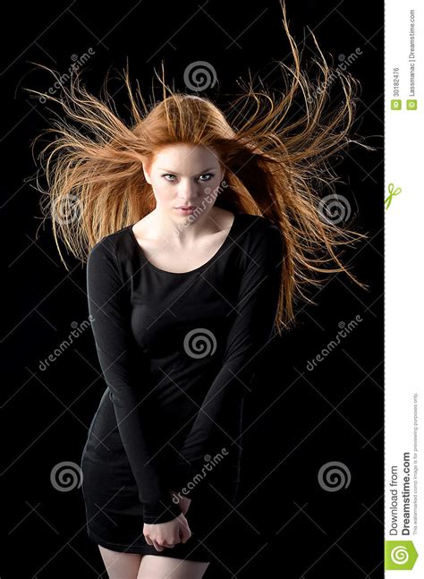 秀丽红头发人 库存照片. 图片 包括有 现有量, 表面, 逗人喜爱, 污点, 背包, 吹的, 航空, 成人 - 30182476