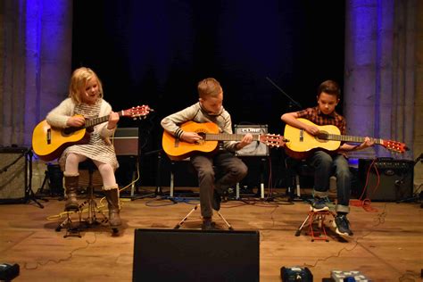 young-children-playing-guitar-on-stage - G4 GUITAR School Ashford