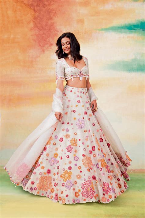 Shasha Gaba’s Couture Collection: A dreamlike blend of floral motifs ...