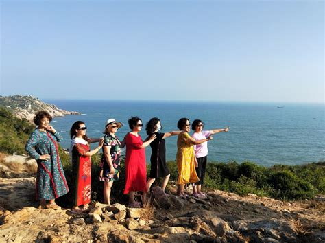 老人旅游背景-老人旅游摄影图片-老年夫妻古建筑阁楼观景图片-摄图网