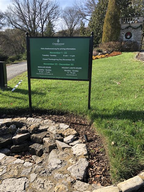 Corner Building Signs 的图像结果