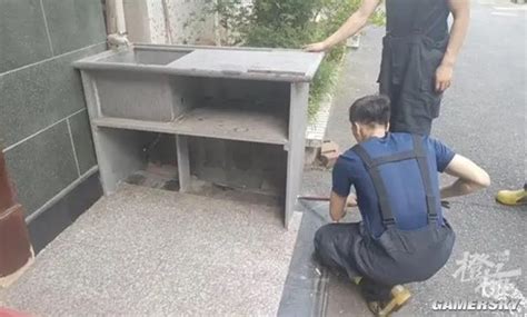 杭州一居民家门口地面有80℃ 消防员挖地发现电缆老化 _ 游民星空 GamerSky.com