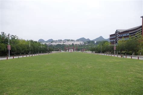 贵州大学东校区校门