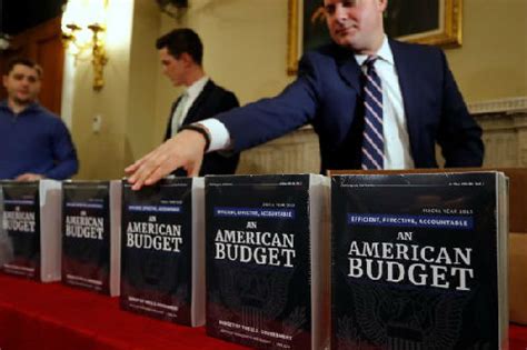 外媒：特朗普公布4.4万亿美元新财年预算案 给美经济猛添赤字“燃料”