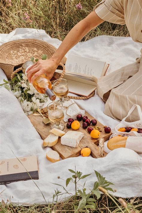 How to Create a Picnic Aesthetic: Outfit Ideas and 5 Things to Pack