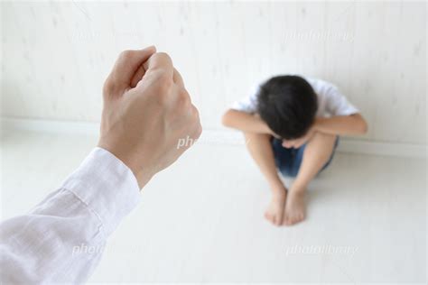 子どもへの虐待イメージ 写真素材 [ 5208902 ] - フォトライブラリー photolibrary