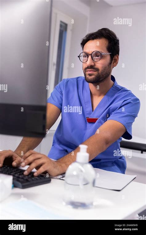 Doctor Using Computer 的图像结果