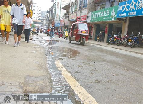 龙州东门街排水道堵塞月余 一居民为引重视弄玄虚_新闻中心_新浪网