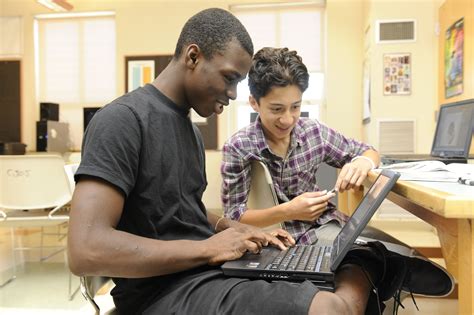 Students Using Technology 的图像结果