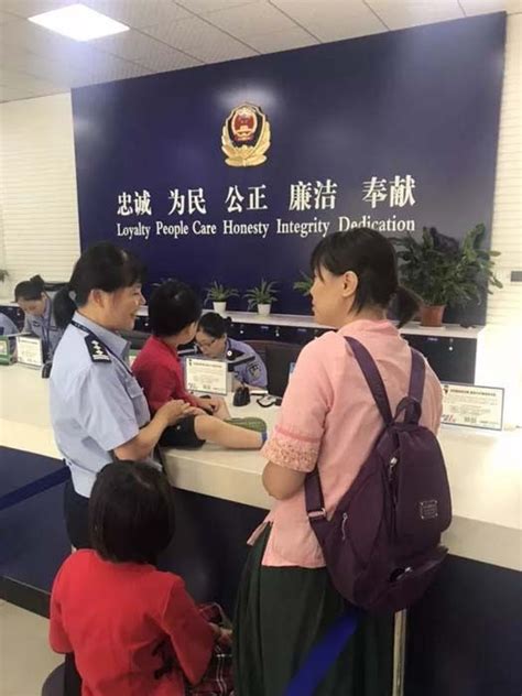 嘉兴市台胞积极申领台湾居民居住证