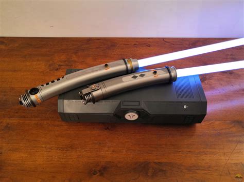 Ahsoka Tano Rebels Lightsabers - GuerreStellari.Net
