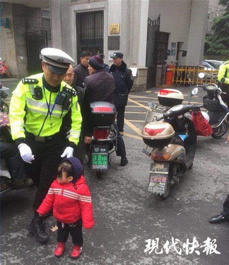 “任性”父亲骑车闯红灯 被罚款丢下2岁女儿就走_陕西频道_凤凰网