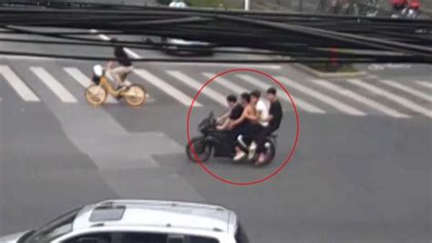 四人骑一辆摩托车，“灌篮高手同款”违法行为被上海交警拦截_凤凰网视频_凤凰网