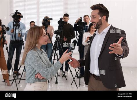 Journalist Interviewing 的图像结果