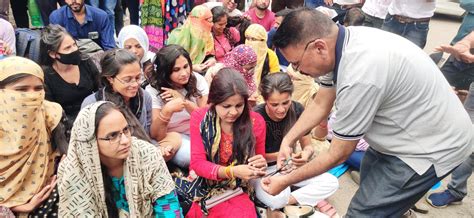 Bhopal: Primary Teachers Shave Heads To Protest Appointment Pending ...