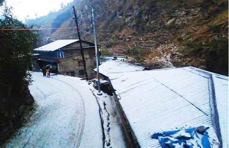 ऊंची पहाड़ियों में हुई भारी बर्फबारी से नेशनल हाईवे 305 यातायात के लिए ...