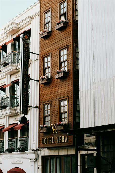 Real Building Front View 的图像结果