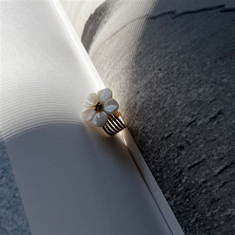 shell flower design ring | doux