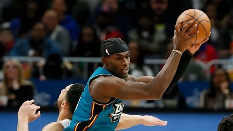 Download Jalen Duren Basketball Action Wallpaper | Wallpapers.com