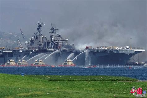 美海军两栖攻击舰大火仍在燃烧 已致至少57人受伤[组图] _ 图片中国_中国网