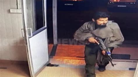 जम्मू-कश्मीर में हमले से पहले मजदूरों के कैंप में घुसते हुए दिखे दो ...