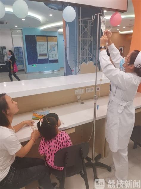 中国人到老挝医院吊水，意外享受美女护士陪聊。聊聊老挝医院诊所药店 - YouTube