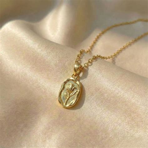 Vintage Flower Pendant – IIRAYA JEWELS