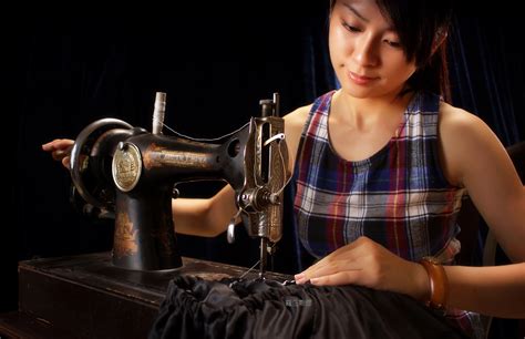 裁缝衣服时装设计师缝制新款式的衣服女裁缝女在裁缝车间工作缝纫机她为未来的高清图片下载-正版图片503933367-摄图网