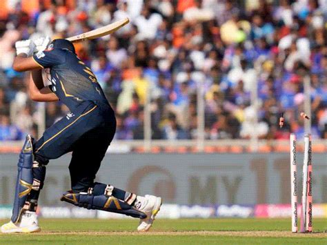 Dhoni ran 20 meters and took a high catch | 147 KMPની સ્પીડ અને ઊખડી ...