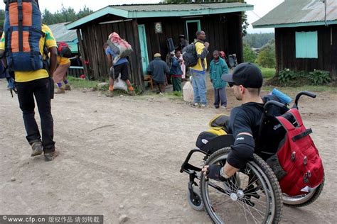 加拿大双腿截肢男子成功登顶乞力马扎罗山_旅游频道_凤凰网