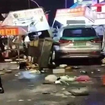 郑州一出租车突然加速冲撞夜市摊，致多人受伤，3辆救护车救援！_事故_目击者_车子