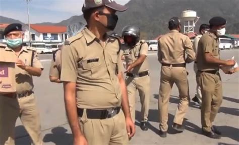 खुद सुरक्षित रहेंगे, तभी लड़ेंगे कोरोना से... ऋषिकेश में पुलिसकर्मियों ...