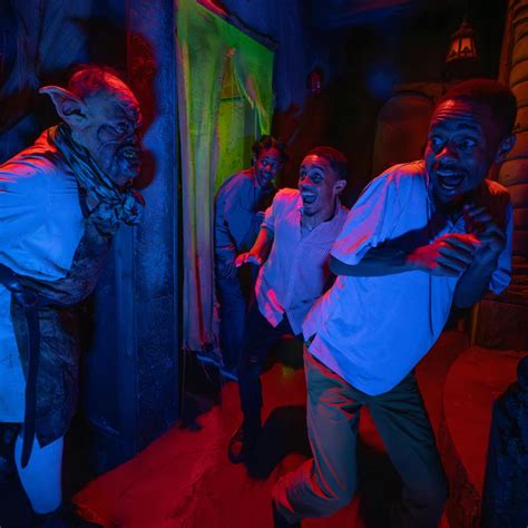 https://www.universalorlando.com/webdata/k2/en/us/files/Images/usf-halloween-horror-nights-goblins-feast-guests-scare-b.jpg