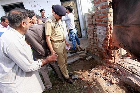 Pakistan spy held amid mortar fire